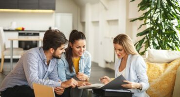 realtor-with-clients-1024×683