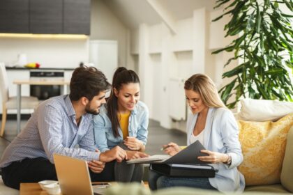 realtor-with-clients-1024×683